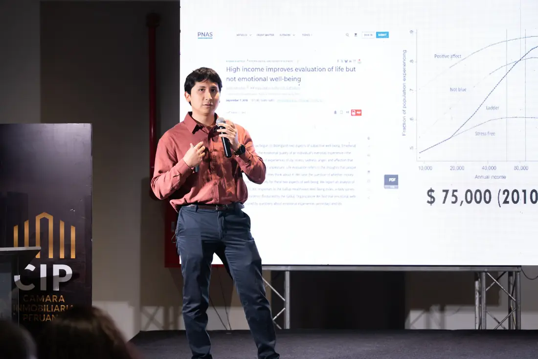 Ponente en un curso de la Cámara Inmobiliaria Peruana