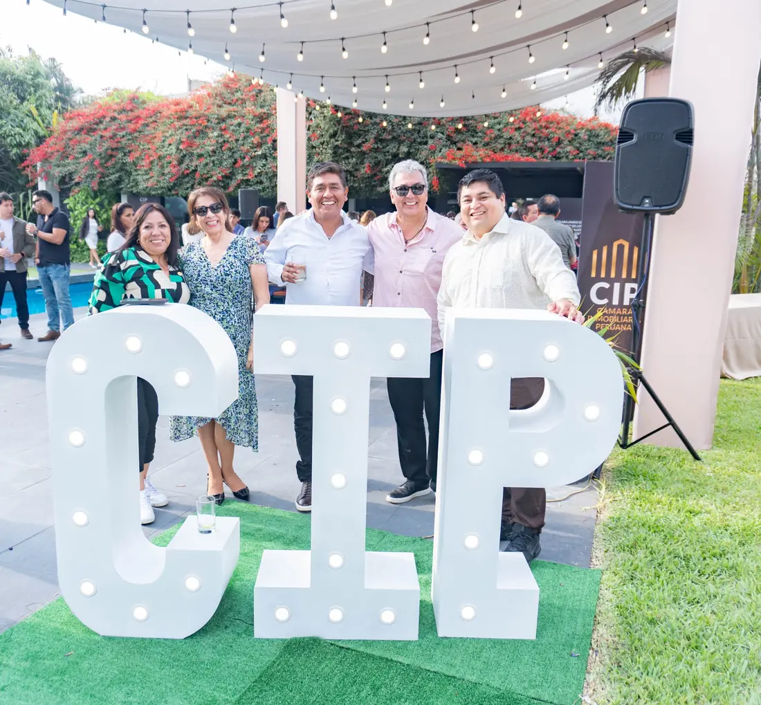 Asociados de la CIP junto a las letras CIP