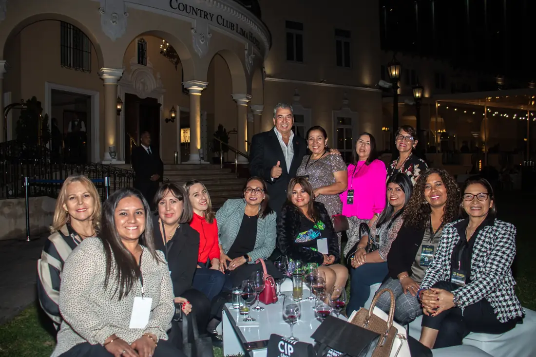 Augusto Peñaloza con asociadas en The Real Estate Network, Country Club Lima Hotel