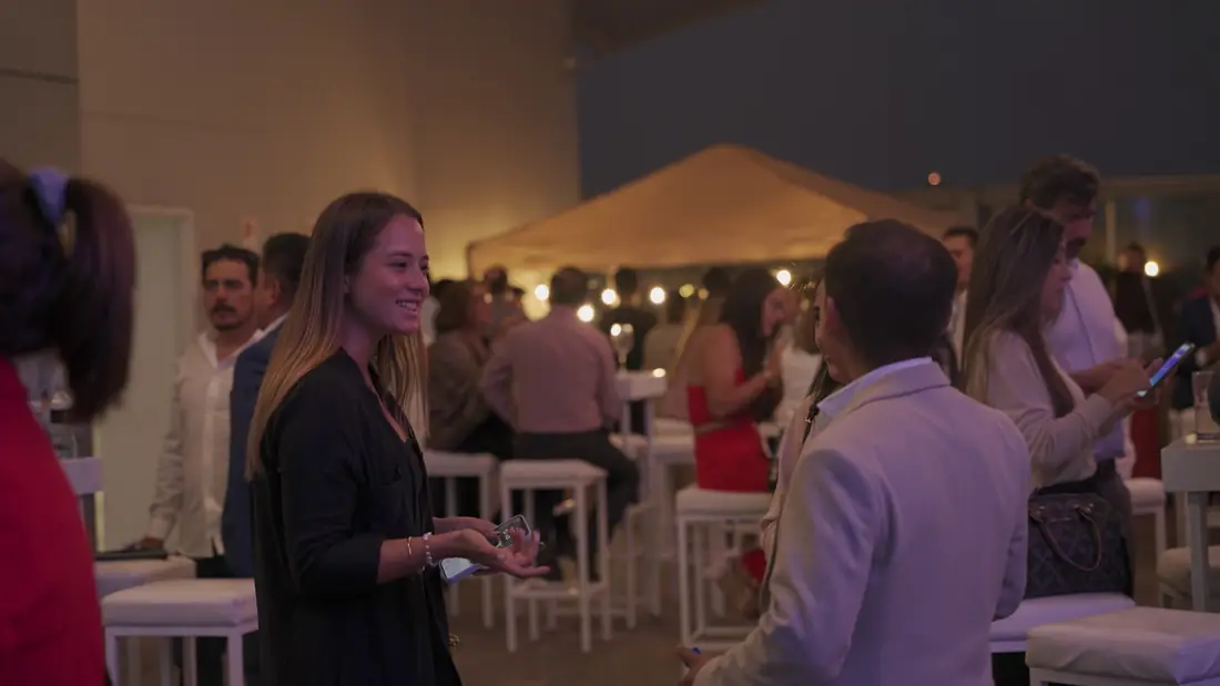 Asistentes conversando en un evento de networking de la CIP