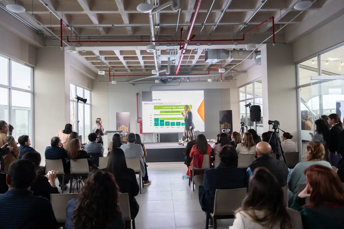 Exposición con data de mercado en un curso de la CIP