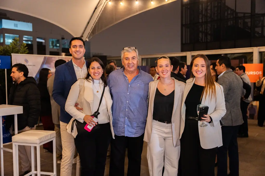 Augusto Peñaloza con asistentes en un evento de la CIP