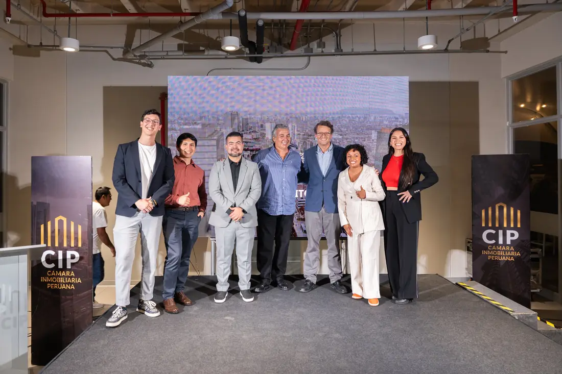 Ponentes en un evento de la Cámara Inmobiliaria Peruana